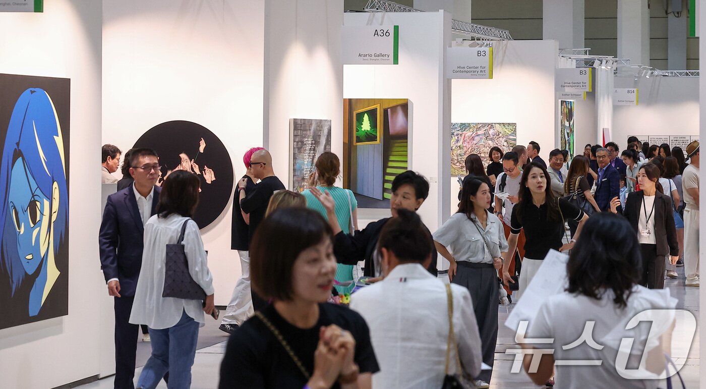 본문 이미지 - 3일 서울 강남구 코엑스에서 열린 글로벌 아트페어 &#39;프리즈 서울 2025&#39; VIP 프리뷰 데이를 찾은 관람객들이 전시장을 둘러보고 있다.  2025.9.3/뉴스1 ⓒ News1 김성진 기자