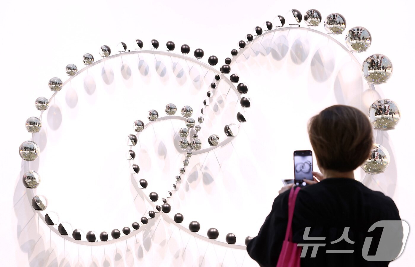 본문 이미지 - 3일 서울 강남구 코엑스에서 열린 글로벌 아트페어 &#39;프리즈 서울 2025&#39; VIP 프리뷰 데이를 찾은 관람객들이 전시장을 둘러보고 있다.  2025.9.3/뉴스1 ⓒ News1 김성진 기자