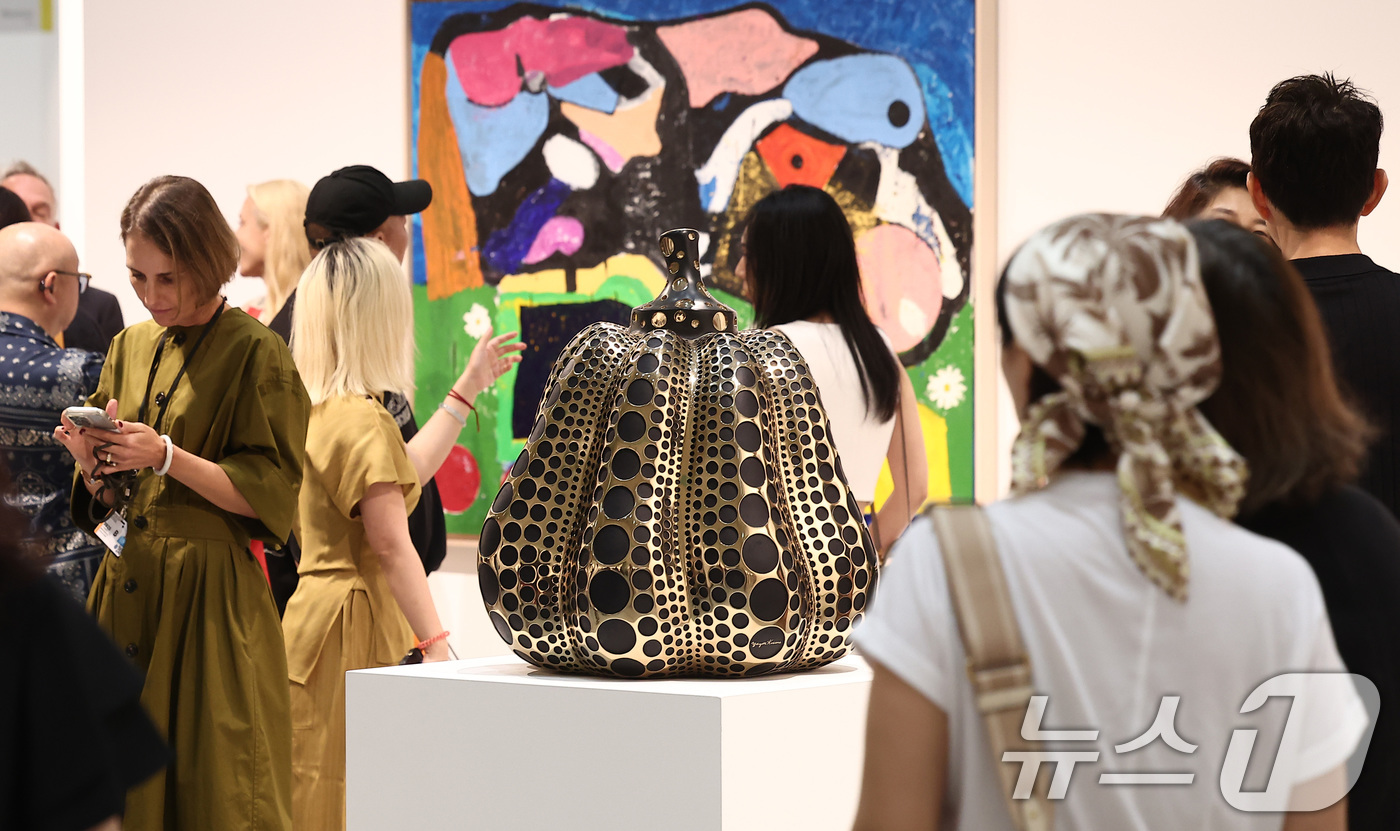 (서울=뉴스1) 김성진 기자 = 3일 서울 강남구 코엑스에서 열린 글로벌 아트페어 '프리즈 서울 2025' VIP 프리뷰 데이를 찾은 관람객들이 전시장을 둘러보고 있다.올해로 4회 …