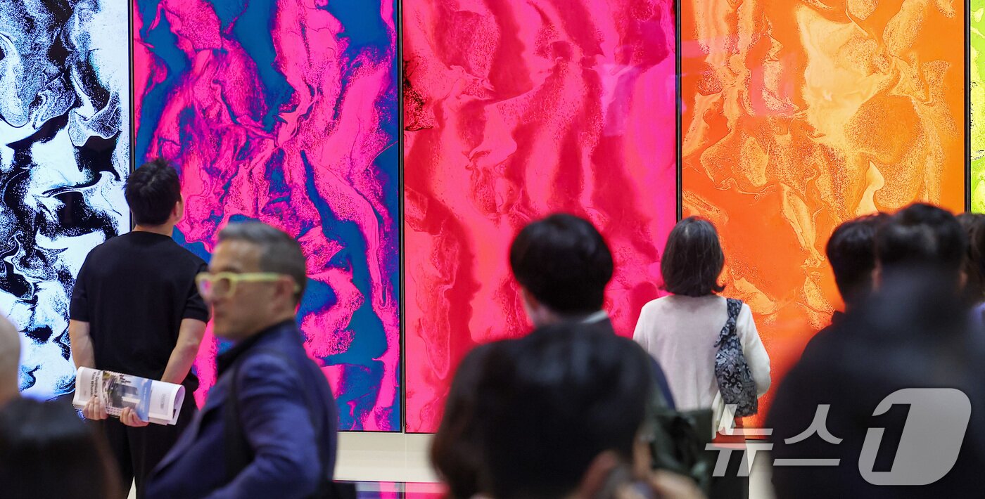 본문 이미지 - 3일 서울 강남구 코엑스에서 열린 글로벌 아트페어 &#39;프리즈 서울 2025&#39; VIP 프리뷰 데이를 찾은 관람객들이 전시장을 둘러보고 있다. 올해로 4회째를 맞는 프리즈 서울은 30여 개국 120개 이상의 갤러리가 참가해 아시아 미술 시장의 허브로서 입지를 다진다. &#39;프리즈 마스터스&#39;와 &#39;포커스 아시아&#39; 등 주요 섹션을 통해 페어의 깊이와 다양성을 보여준다. 2025.9.3/뉴스1 ⓒ News1 김성진 기자