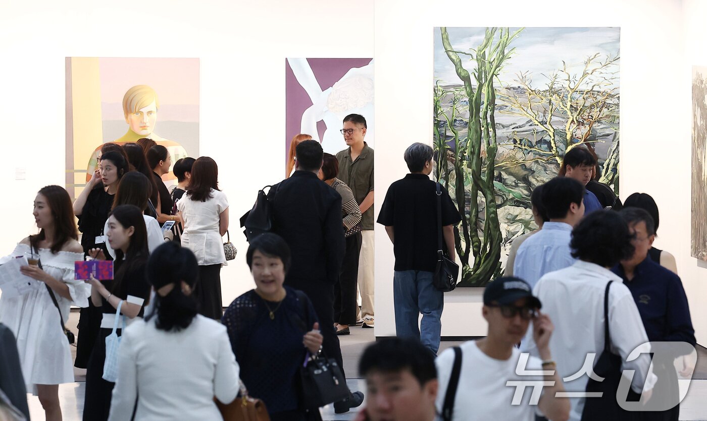 본문 이미지 - 3일 서울 강남구 코엑스에서 열린 글로벌 아트페어 &#39;프리즈 서울 2025&#39; VIP 프리뷰 데이를 찾은 관람객들이 전시장을 둘러보고 있다. 2025.9.3/뉴스1 ⓒ News1 김성진 기자