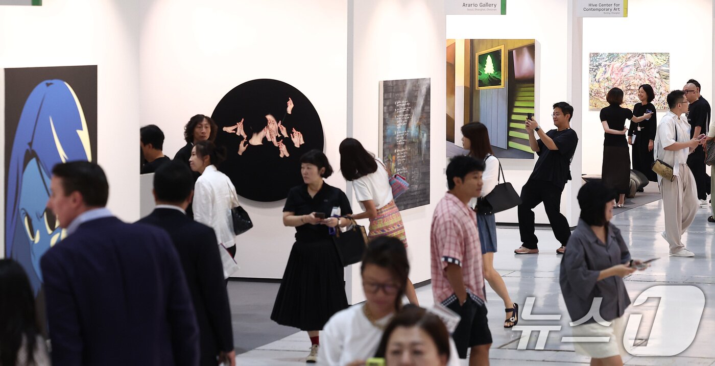 본문 이미지 - 3일 서울 강남구 코엑스에서 열린 글로벌 아트페어 &#39;프리즈 서울 2025&#39; VIP 프리뷰 데이를 찾은 관람객들이 전시장을 둘러보고 있다. 올해로 4회째를 맞는 프리즈 서울은 30여 개국 120개 이상의 갤러리가 참가해 아시아 미술 시장의 허브로서 입지를 다진다. &#39;프리즈 마스터스&#39;와 &#39;포커스 아시아&#39; 등 주요 섹션을 통해 페어의 깊이와 다양성을 보여준다. 2025.9.3/뉴스1 ⓒ News1 김성진 기자