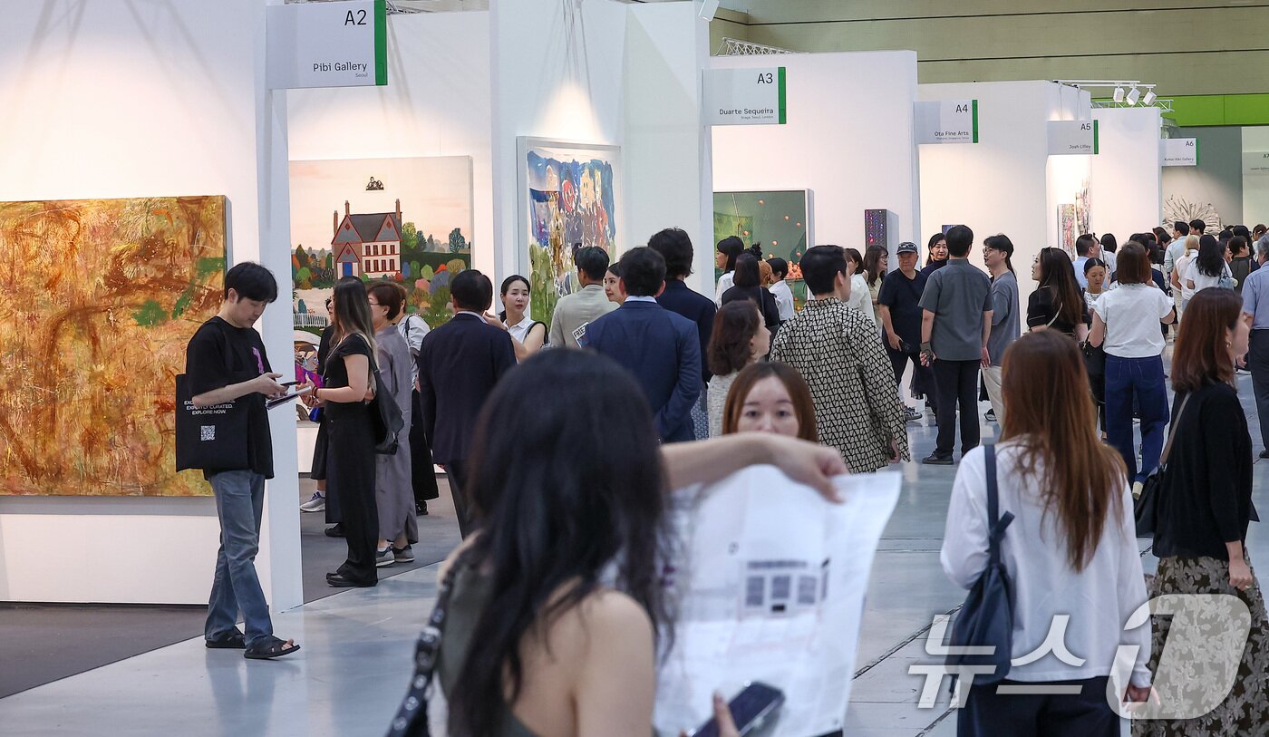 본문 이미지 - 3일 서울 강남구 코엑스에서 열린 글로벌 아트페어 &#39;프리즈 서울 2025&#39; VIP 프리뷰 데이를 찾은 관람객들이 전시장을 둘러보고 있다.  2025.9.3/뉴스1 ⓒ News1 김성진 기자