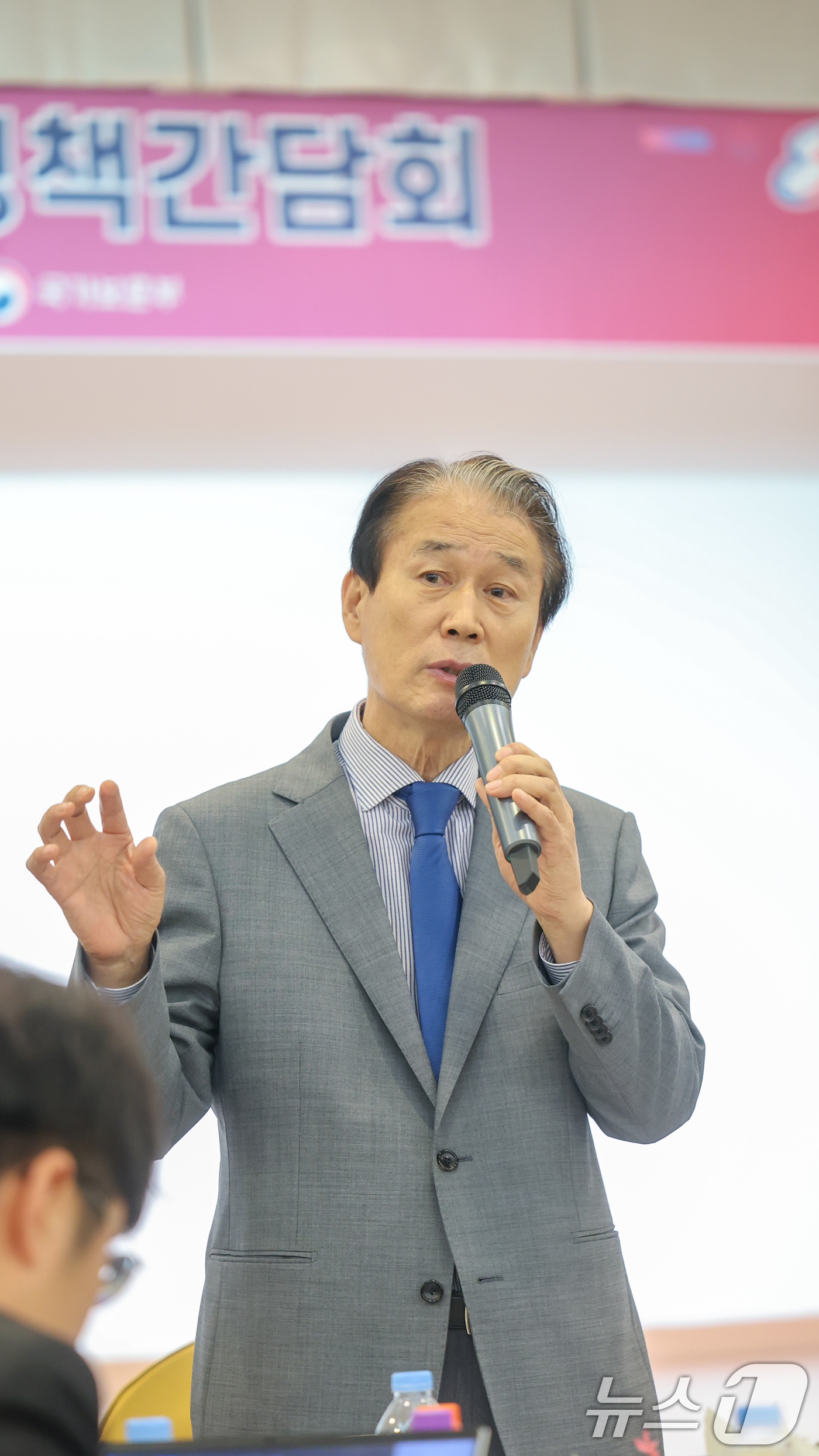 (서울=뉴스1) = 권오을 국가보훈부 장관이 3일 서울 용산구 국방컨벤션센터에서 열린 국가보훈부 출입기자단 정책간담회에 참석해 모두 발언을 하고 있다. (국가보훈부 제공. 재판매 …