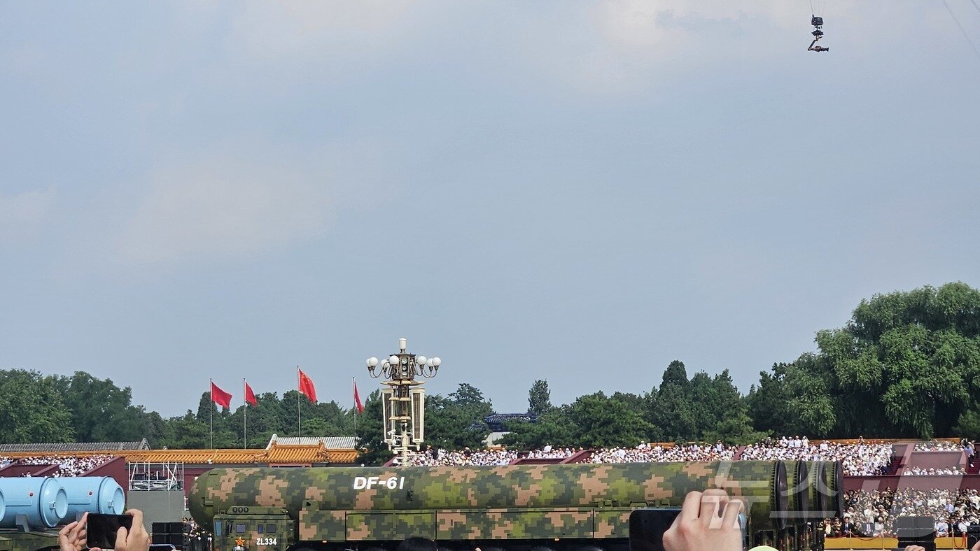 본문 이미지 - 3일 중국 베이징 톈안먼 광장에서 열린 전승절 80주년 열병식에 미국 본토를 요격할 수 있는 대륙간탄도미사일&#40;ICBM&#41; 둥펑-61이 등장했다. ⓒ News1 정은지 특파원