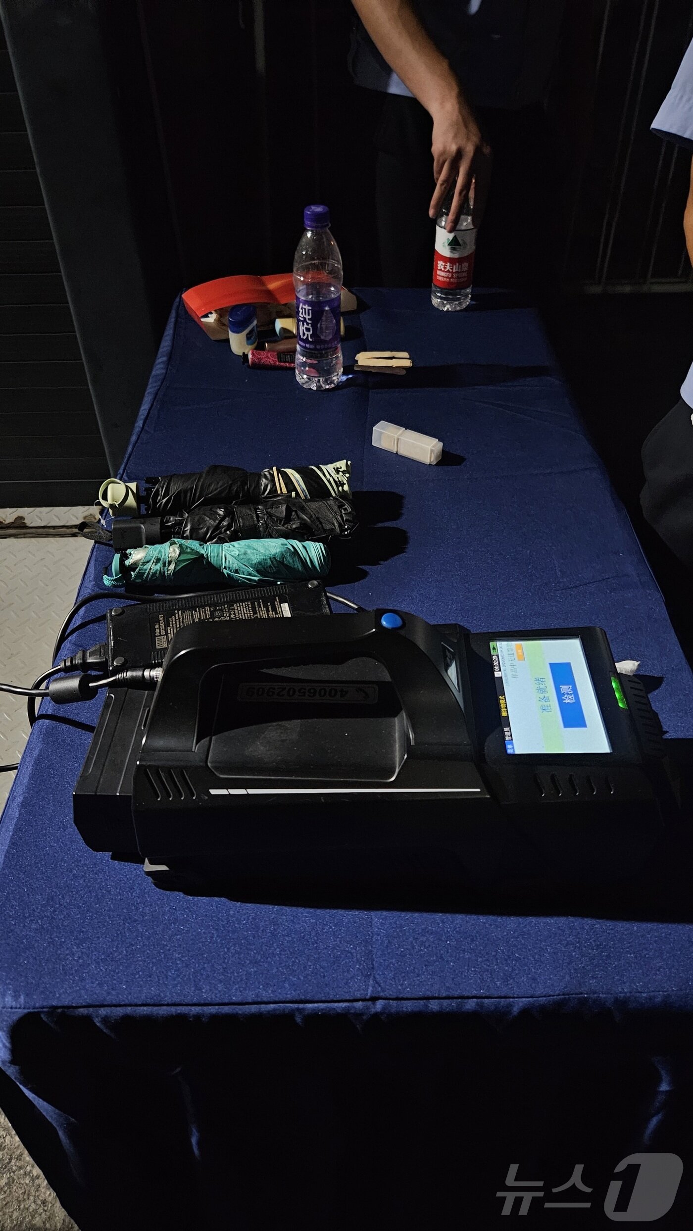 본문 이미지 - 3일 중국 베이징 톈안먼광장에서 개최된 전승절 80주년 열병식 행사 참석자들을 대상으로 진행하는 검문 검색대에 등장한 폭발물탐지기. ⓒ News1 정은지 특파원