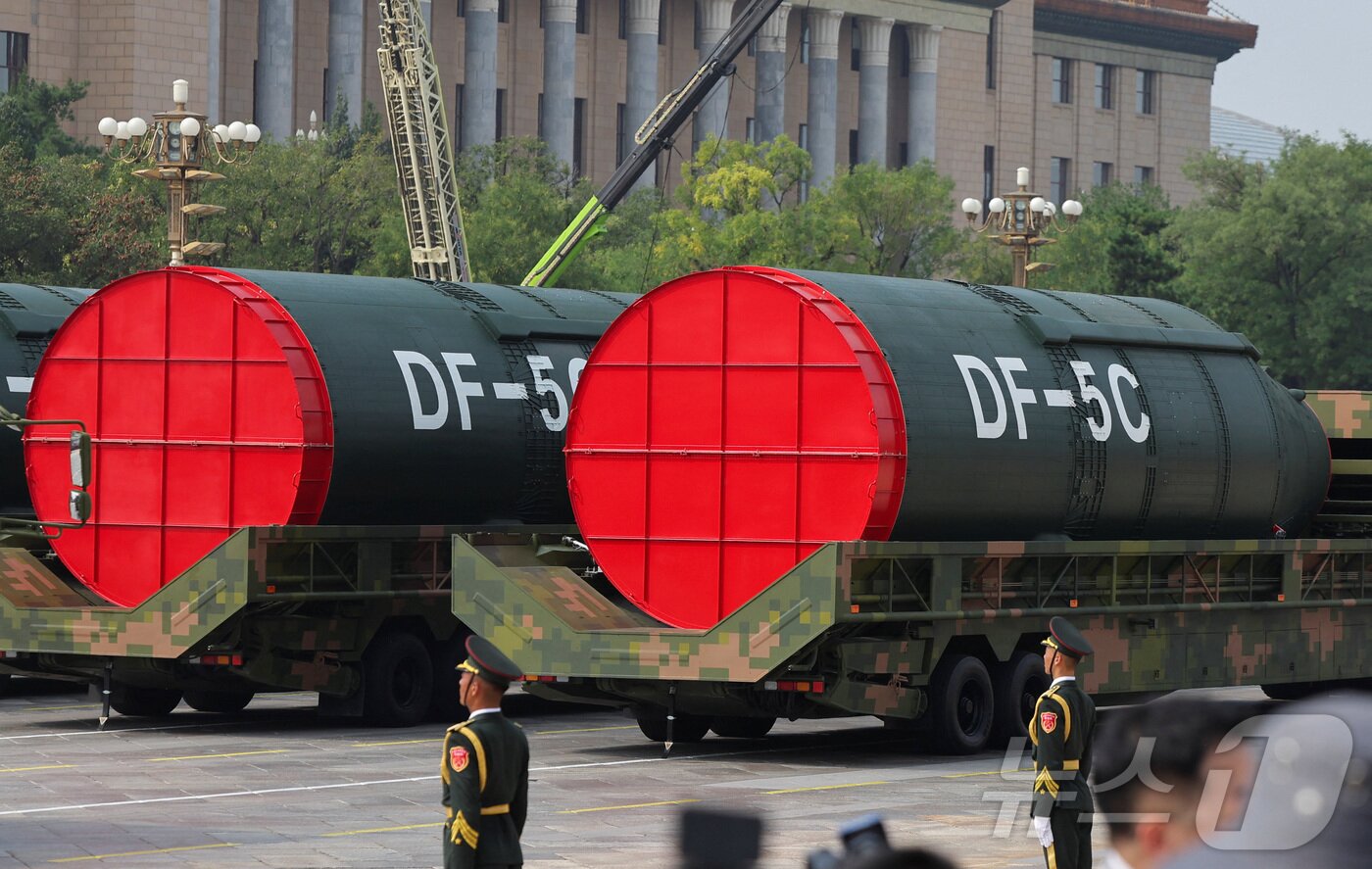 본문 이미지 - 중국 전승절 80주년 열병식에서 공개한 ICBM 둥펑&#40;DF&#41;-5C ⓒ 로이터=뉴스1 ⓒ News1 김초희 디자이너