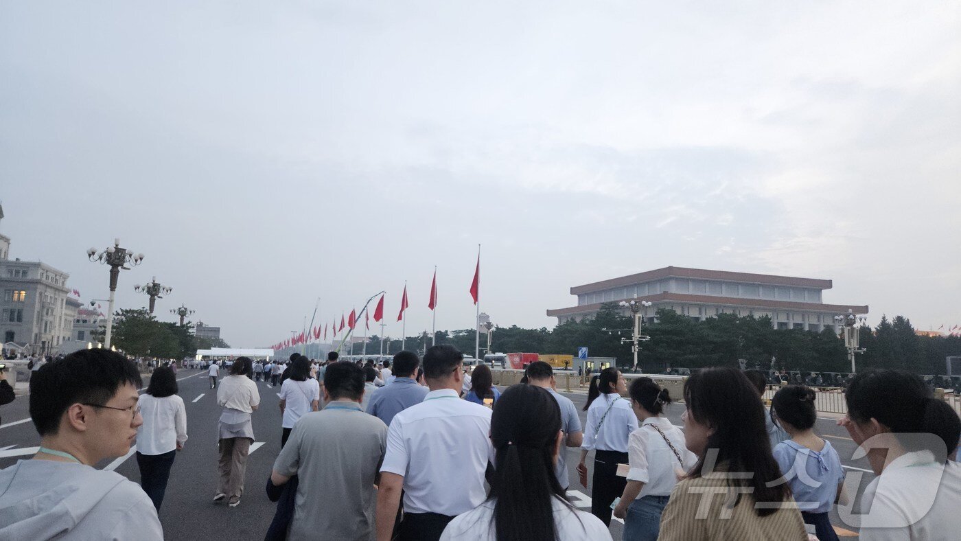 본문 이미지 - 3일 새벽 중국 베이징 톈안먼광장에서 개최되는 전승절 80주년 열병식에 참석하는 시민들이 광장으로 향하고 있다. ⓒ News1 정은지 특파원