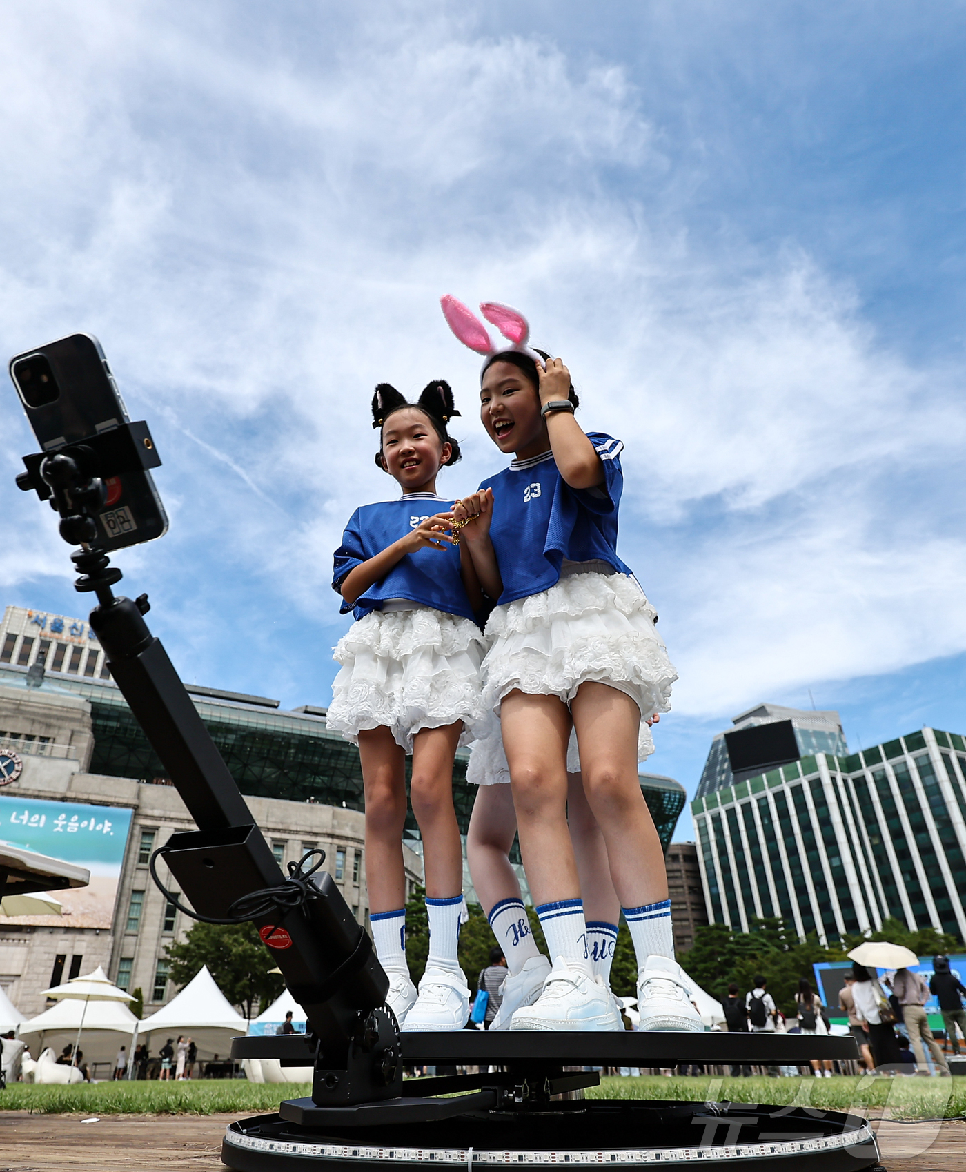 (서울=뉴스1) 김도우 기자 = 3일 서울 중구 서울광장에서 열린 수도권대기환경청 주관 '제6회 푸른하늘의 날 기념행사'에서 어린이들이 하늘을 배경으로 사진 촬영을 하고 있다.푸른 …