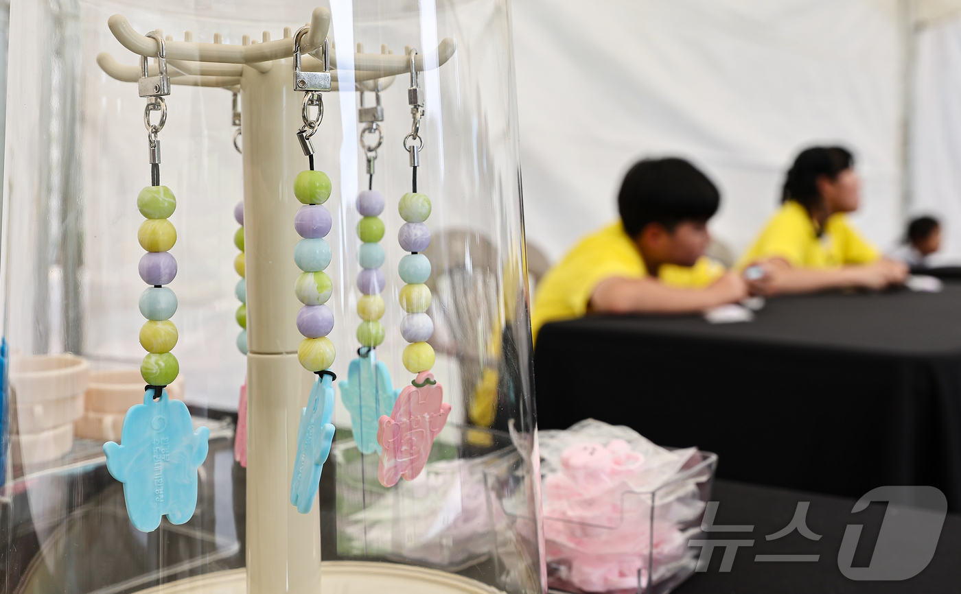 (서울=뉴스1) 김도우 기자 = 3일 서울 중구 서울광장에서 열린 수도권대기환경청 주관 '제6회 푸른하늘의 날 기념행사'에서 폐플라스틱 활용 키링 만들기 체험을 하고 있다.푸른하늘 …
