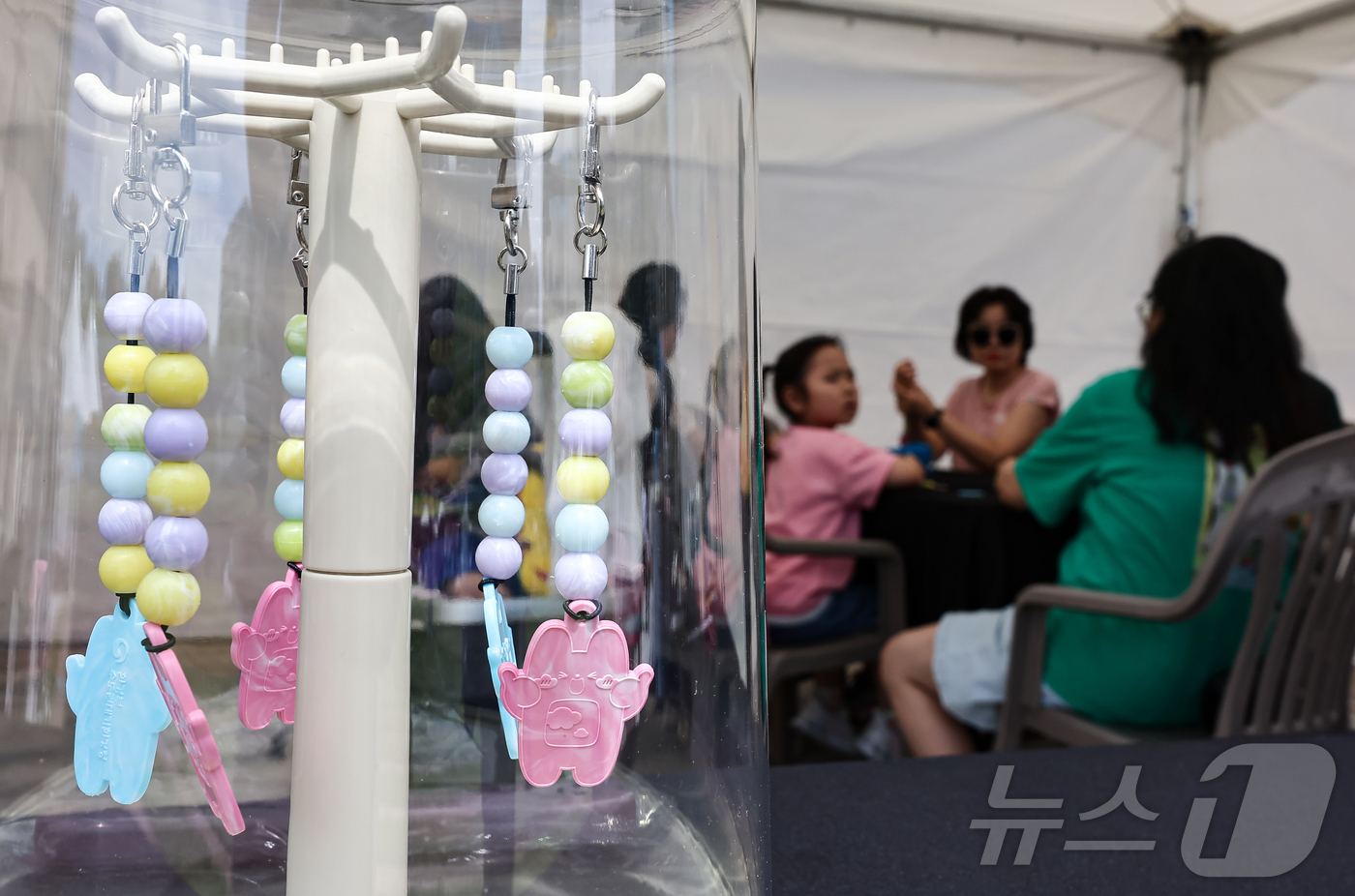 (서울=뉴스1) 김도우 기자 = 3일 서울 중구 서울광장에서 열린 수도권대기환경청 주관 '제6회 푸른하늘의 날 기념행사'에서 폐플라스틱 활용 키링 만들기 체험을 하고 있다.푸른하늘 …