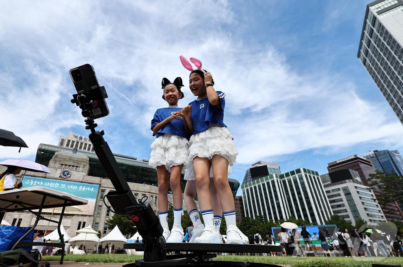 (서울=뉴스1) 김도우 기자 = 3일 서울 중구 서울광장에서 열린 수도권대기환경청 주관 '제6회 푸른하늘의 날 기념행사'에서 어린이들이 하늘을 배경으로 사진 촬영을 하고 있다.푸른 …