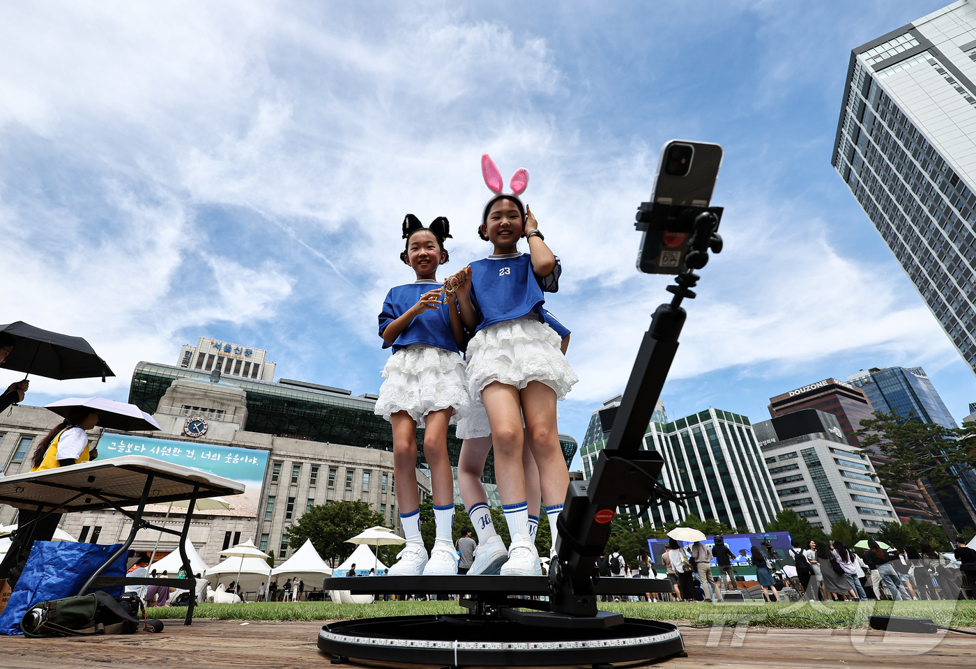 (서울=뉴스1) 김도우 기자 = 3일 서울 중구 서울광장에서 열린 수도권대기환경청 주관 '제6회 푸른하늘의 날 기념행사'에서 어린이들이 하늘을 배경으로 사진 촬영을 하고 있다.푸른 …