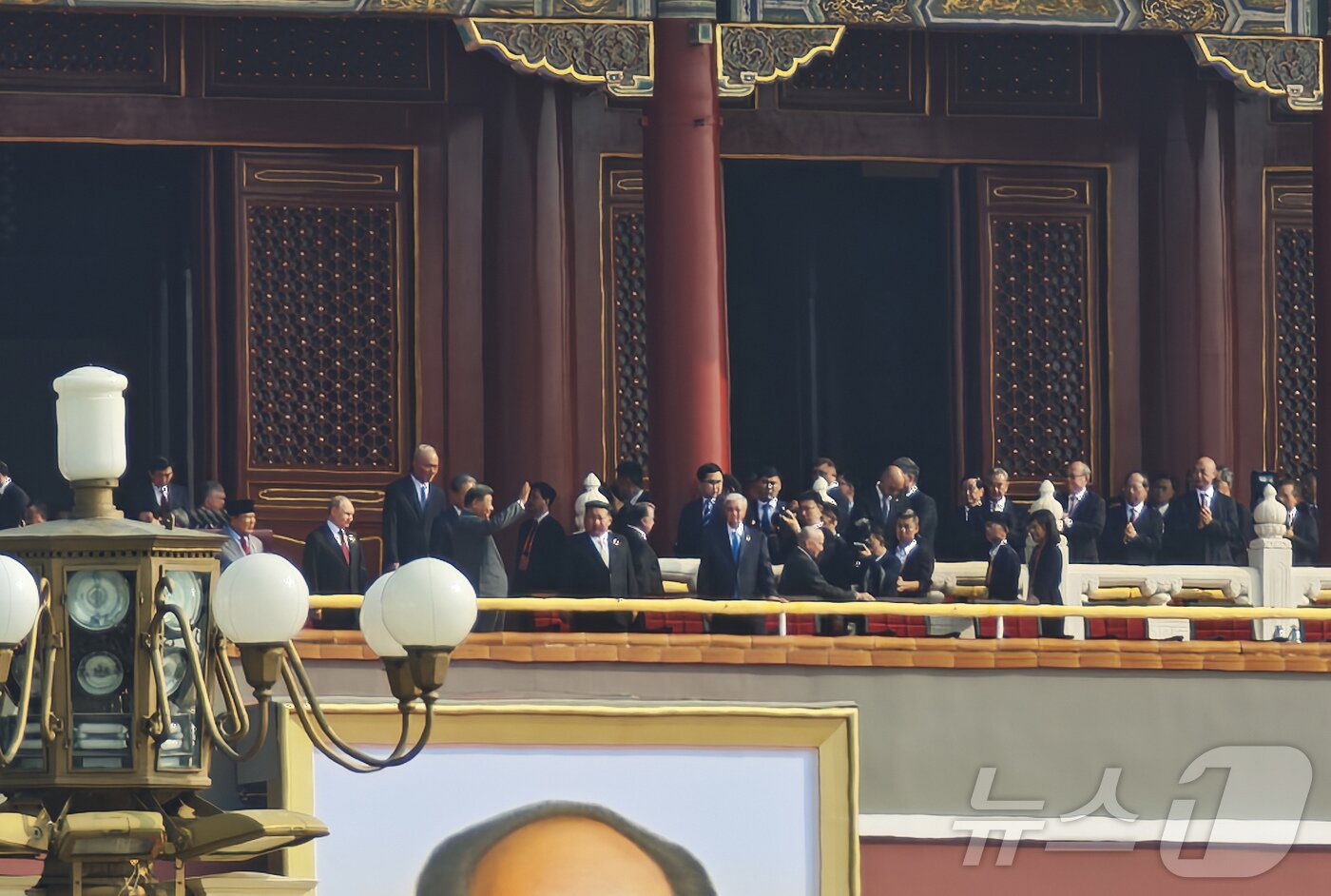 본문 이미지 - 시진핑 중국 국가주석과 김정은 북한 노동당 총비서 등이 3일&#40;현지시간&#41; 중국 베이징시 톈안먼&#40;천안문&#41; 광장에서 열린 &#39;전승절&#39;&#40;항일전쟁 및 반파시스트 전쟁 승리&#41; 80주년 행사에서 군 장병들의 분열을 바라보고 있다. 2025.9.3/뉴스1 ⓒ News1 정은지 특파원
