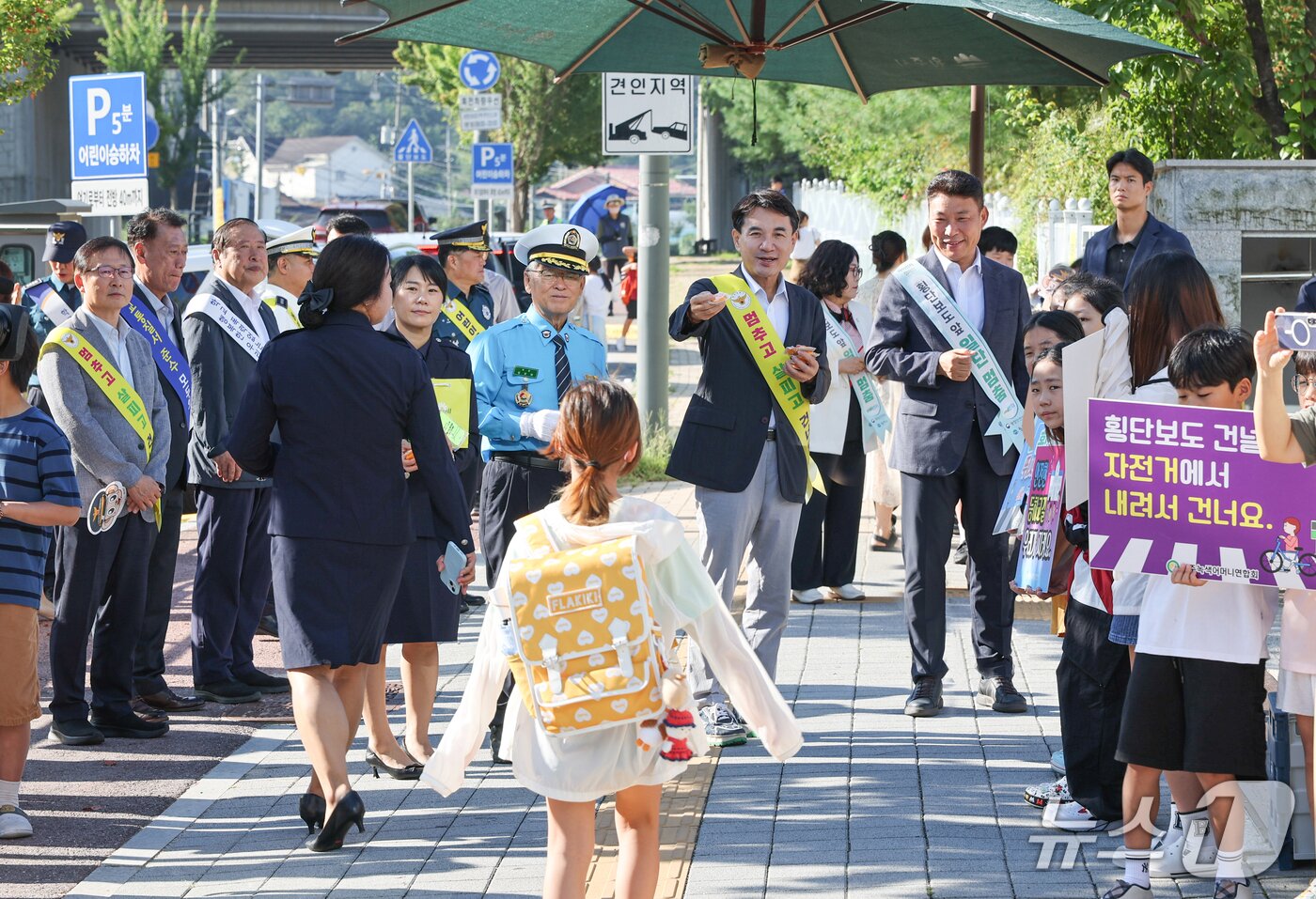 본문 이미지 - 민관 합동 어린이 교통안전 캠페인.&#40;강원도 제공. 재판매 및 DB금지&#41;/뉴스1