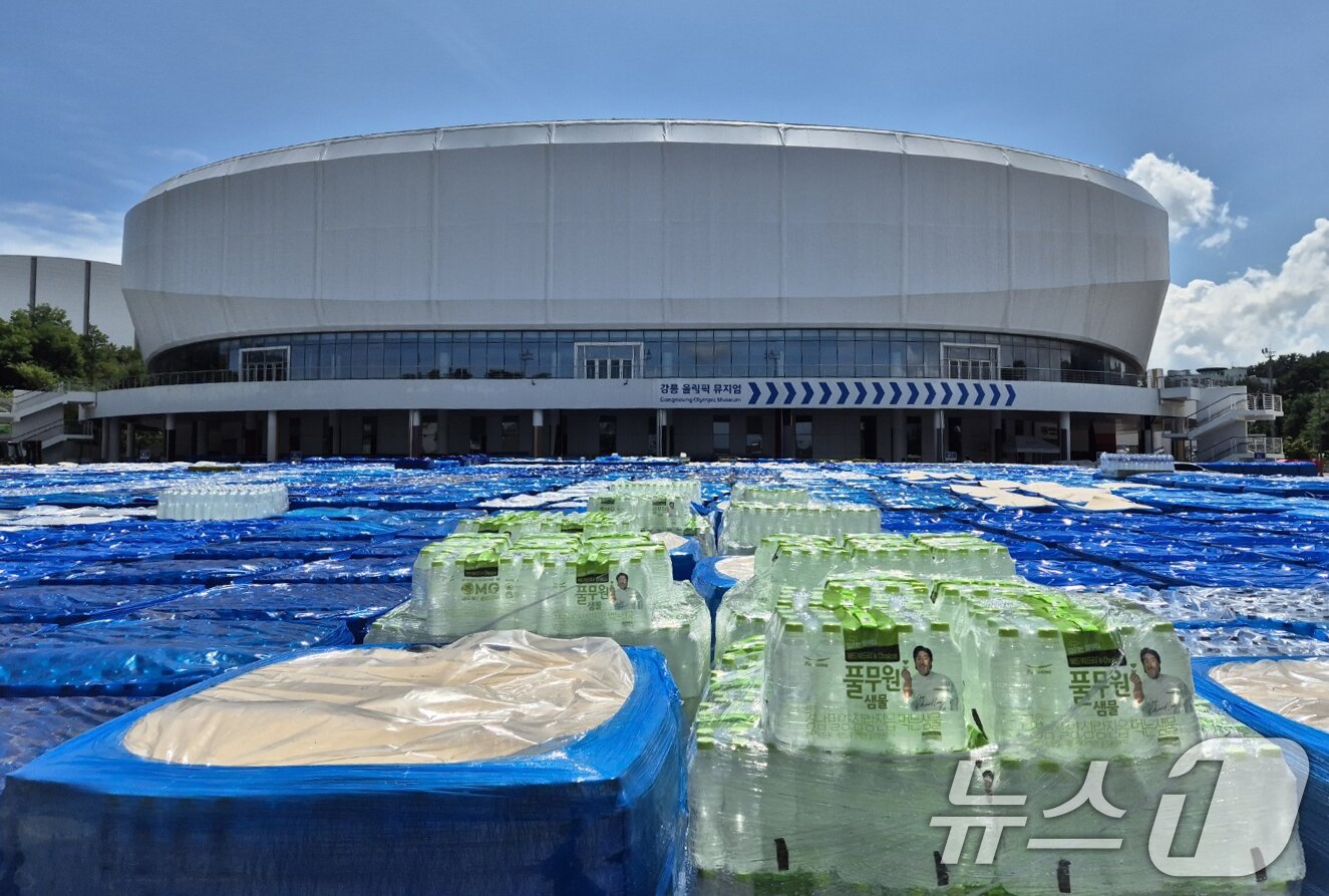 본문 이미지 - 극심한 가뭄으로 재난사태가 선포된 강원 강릉을 돕기위해 전국 각지에서 보내온 생수가 강릉아레나 주차장에 가득 쌓여있다. &#40;뉴스1 DB&#41; ⓒ News1 윤왕근 기자