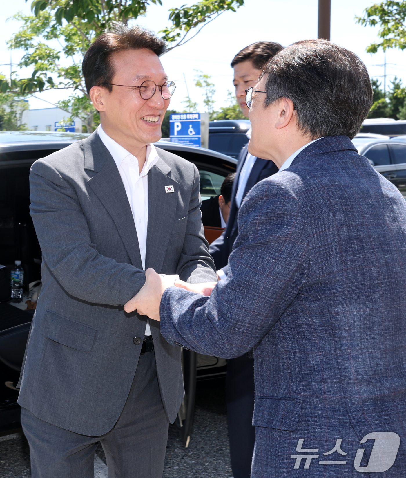 (군산=뉴스1) 유경석 기자 = 김민석 국무총리가 3일 전북 군산시 새만금개발청을 방문해 김의겸 새만금개발청장과 인사를 나누고 있다. 2025.9.3/뉴스1