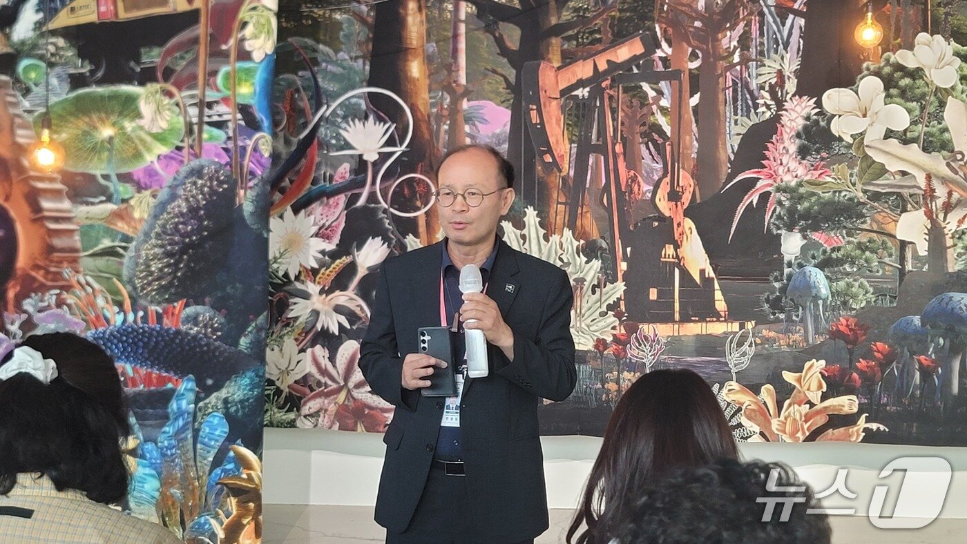 본문 이미지 - 변광섭 청주시문화산업진흥재단 대표이사가 3일 문화제조창에서 열린 &#39;2025 청주공예비엔날레 프레스투어&#39;에서 작품을 설명하고 있다.2025.9.3./뉴스1 임양규 기자