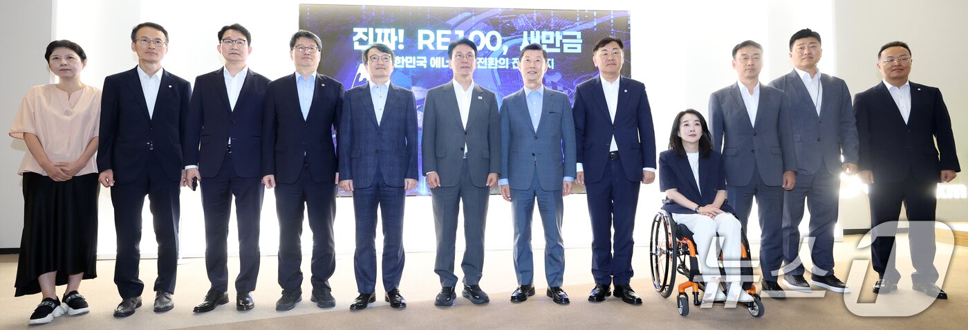 본문 이미지 - 김민석 국무총리가 3일 전북 군산시 새만금개발청을 방문해 김관영 전북특별자치도지사를 비롯한 관계자들과 기념촬영을 하고 있다. 2025.9.3/뉴스1 ⓒ News1 유경석 기자