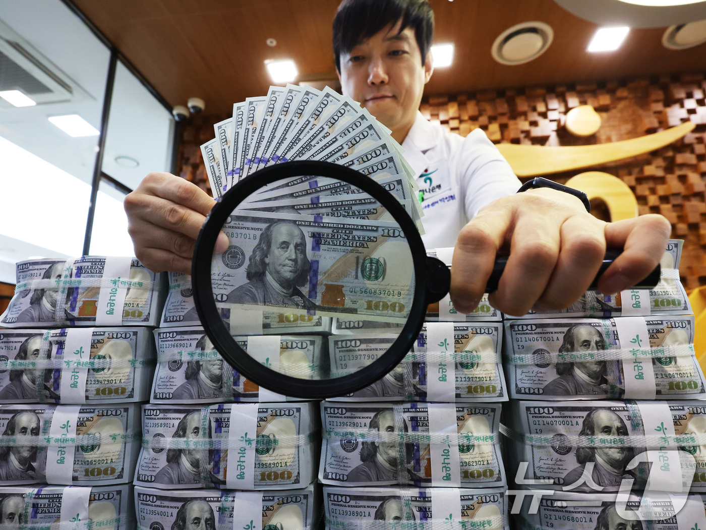 (서울=뉴스1) 황기선 기자 = 지난달 우리나라 외환보유액이 달러 약세 등에 힘입어 3개월 연속 증가했다.3일 한국은행에 따르면 8월 말 기준 외환보유액은 4162억 9000만 달 …