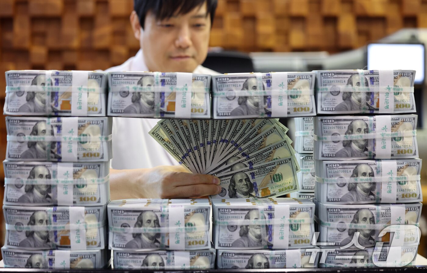 본문 이미지 - 서울 중구 하나은행 위변조대응센터에서 은행 관계자가 달러화를 정리하는 모습. 2025.9.3/뉴스1 ⓒ News1 황기선 기자