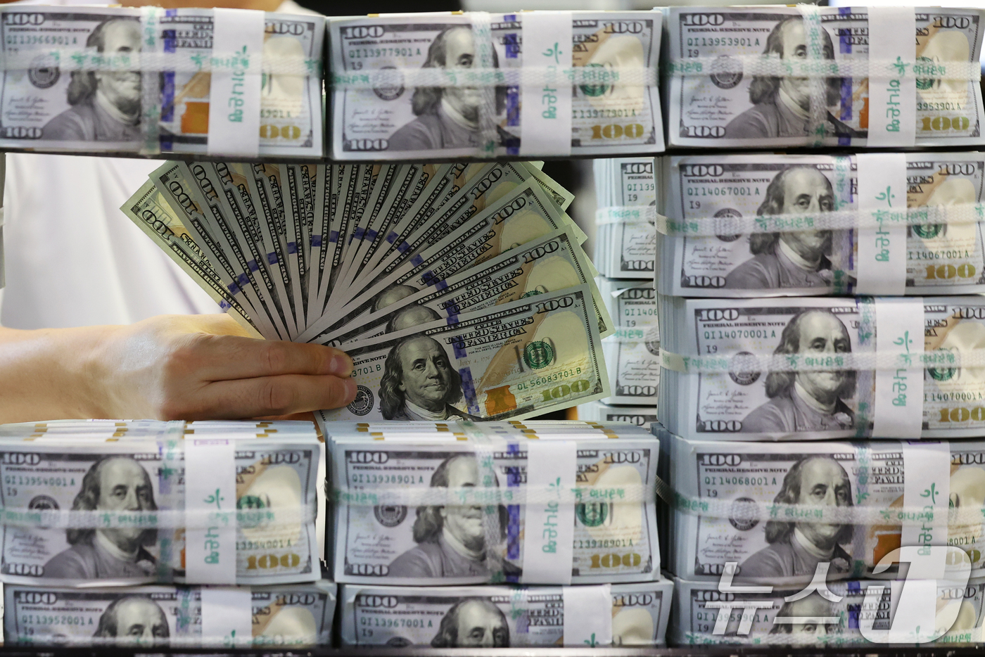 (서울=뉴스1) 황기선 기자 = 지난달 우리나라 외환보유액이 달러 약세 등에 힘입어 3개월 연속 증가했다.3일 한국은행에 따르면 8월 말 기준 외환보유액은 4162억 9000만 달 …