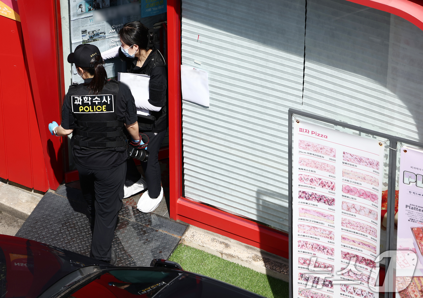 (서울=뉴스1) 김민지 기자 = 3일 흉기난동 사건이 발생한 서울 관악구 조원동의 한 주택가에서 경찰이 현장을 조사하고 있다.소방당국 등에 따르면 이날 오전 10시 50분쯤 조원동 …