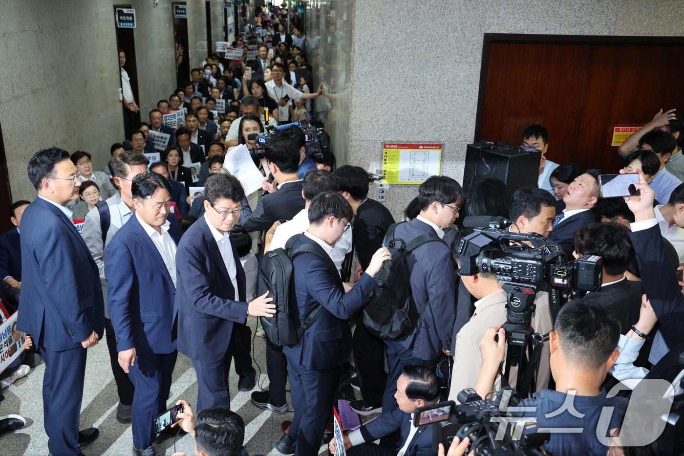 (서울=뉴스1) 신웅수 기자 = 국민의힘 의원들이 3일 오후 서울 여의도 국회 국민의힘 원내대표실 앞에서 긴급 의원총회를 가진 가운데 내란특검 수사관들이 원내대표실 압수수색에 실패 …