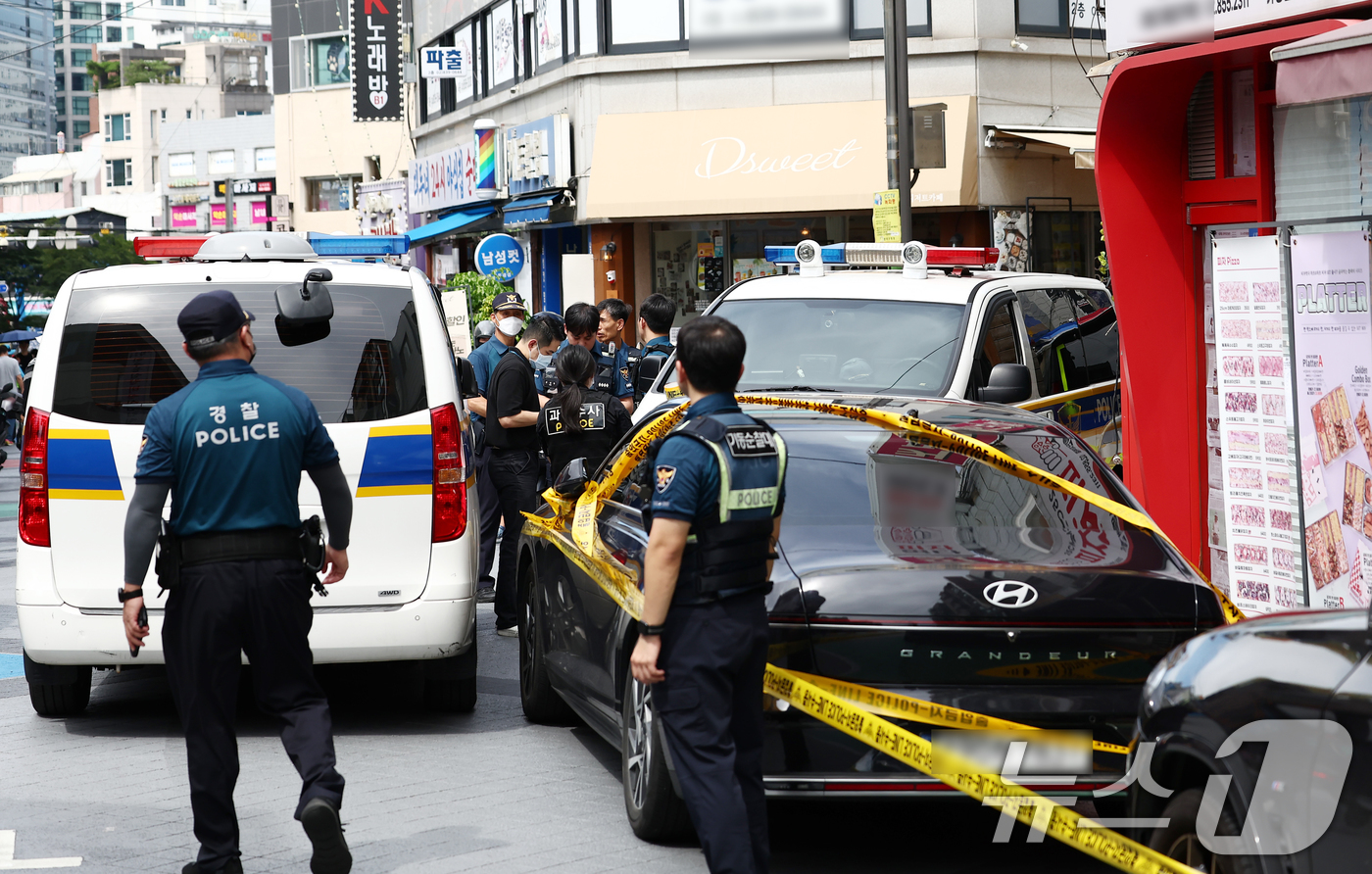 (서울=뉴스1) 김민지 기자 = 3일 흉기난동 사건이 발생한 서울 관악구 조원동의 한 주택가에서 경찰이 현장을 조사하고 있다.소방당국 등에 따르면 이날 오전 10시 50분쯤 조원동 …