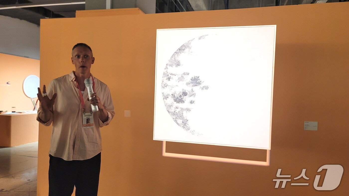 본문 이미지 - 청주국제공예공모전에서 동상을 받은 리차드 맥베티스 작가가 3일 자신의 작품 &#39;Happening&#39;을 설명하고 있다.2025.9.3./뉴스1 임양규 기자