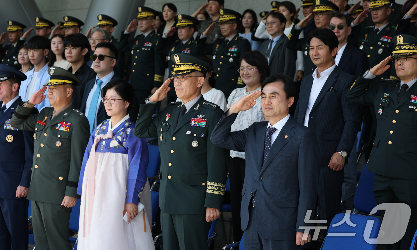 (계룡=뉴스1) 김기태 기자 = 안규백 국방부장관과 김규하 신임 육군참모총장이 3일 충남 계룡대에서 열린 육군참모총장 취임식 및 고창준 대장 전역식에서 거수경례를 하고 있다. 20 …