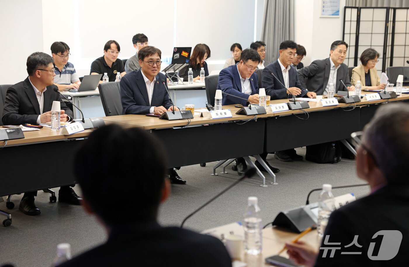 본문 이미지 - 최휘영 문화체육관광부 장관이 3일 서울 종로구 국립현대미술관 서울관에서 열린 케이(K)-관광 혁신 전담팀(TF) 출범식에서 참석자들과 관광정책에 대한 의견을 나누고 있다.(문체부 제공)