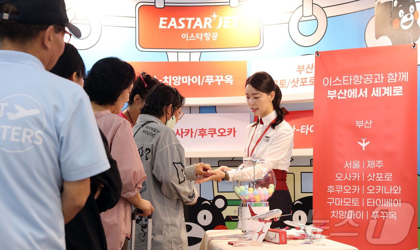 (김해공항=뉴스1) 공항사진기자단 = 이스타항공이 3일 김해공항 국내선 청사에서 여행객을 대상으로 경품 이벤트와 포토존 촬영 등 홍보 활동을 진행했다.부산에서 취항 노선을 확대하고 …