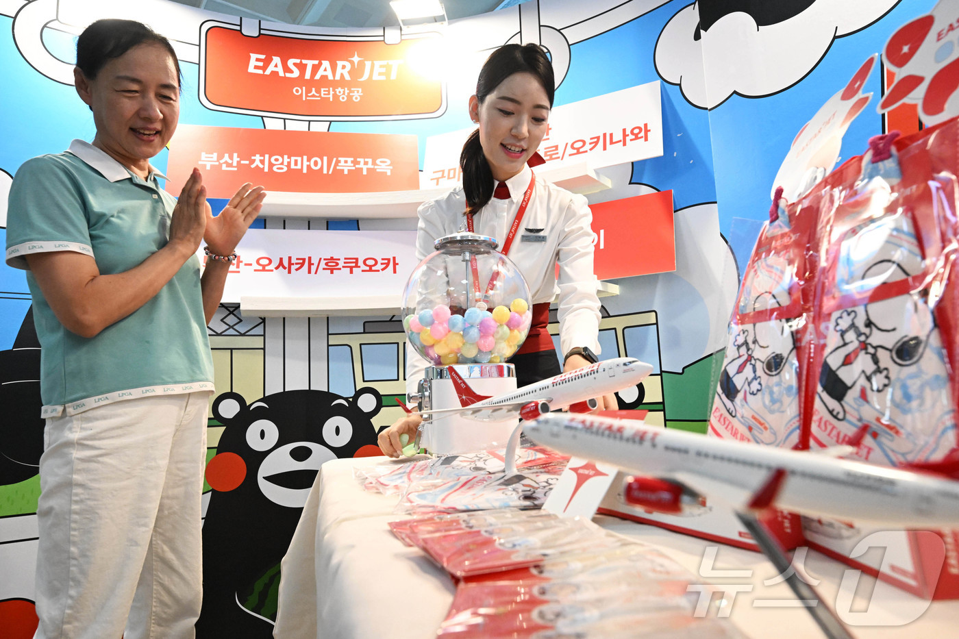 (김해공항=뉴스1) 공항사진기자단 = 이스타항공이 3일 부산 강서구 김해공항 국내선 청사에서 '부산에서 세계로' 신규 취항 행사를 진행하고 있다.부산에서 취항 노선을 확대하고 있는 …