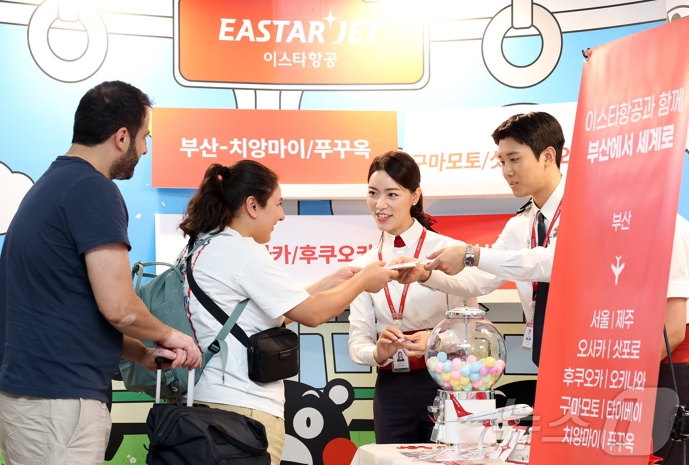 (김해공항=뉴스1) 공항사진기자단 = 이스타항공이 3일 김해공항 국내선 청사에서 여행객을 대상으로 경품 이벤트와 포토존 촬영 등 홍보 활동을 진행했다.부산에서 취항 노선을 확대하고 …