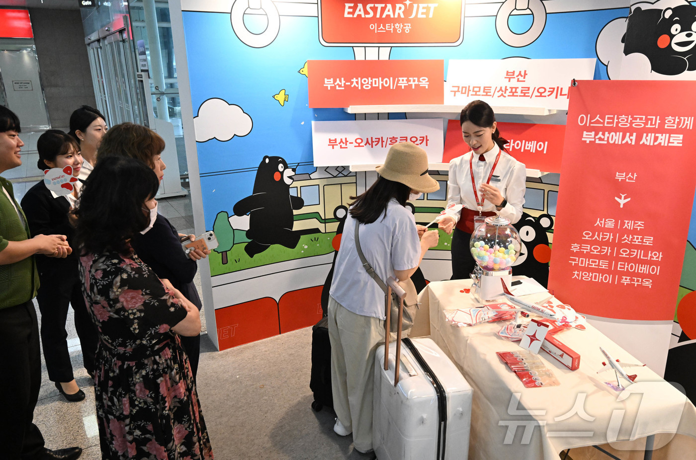 (김해공항=뉴스1) 공항사진기자단 = 이스타항공이 3일 부산 강서구 김해공항 국내선 청사에서 '부산에서 세계로' 신규 취항 행사를 진행하고 있다.부산에서 취항 노선을 확대하고 있는 …