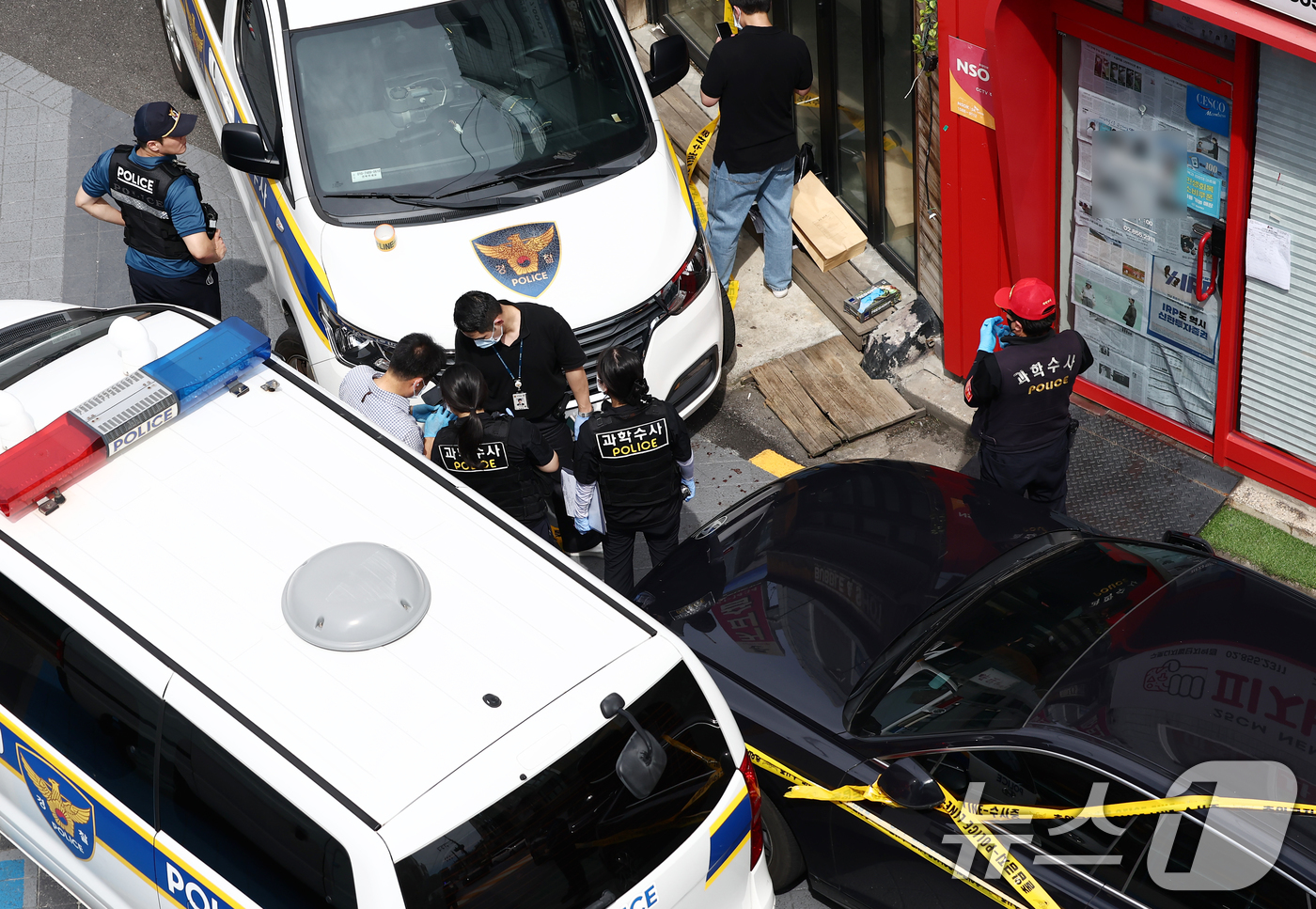 (서울=뉴스1) 김민지 기자 = 3일 흉기난동 사건이 발생한 서울 관악구 조원동의 한 주택가에서 경찰이 현장을 조사하고 있다.소방당국 등에 따르면 이날 오전 10시 50분쯤 조원동 …