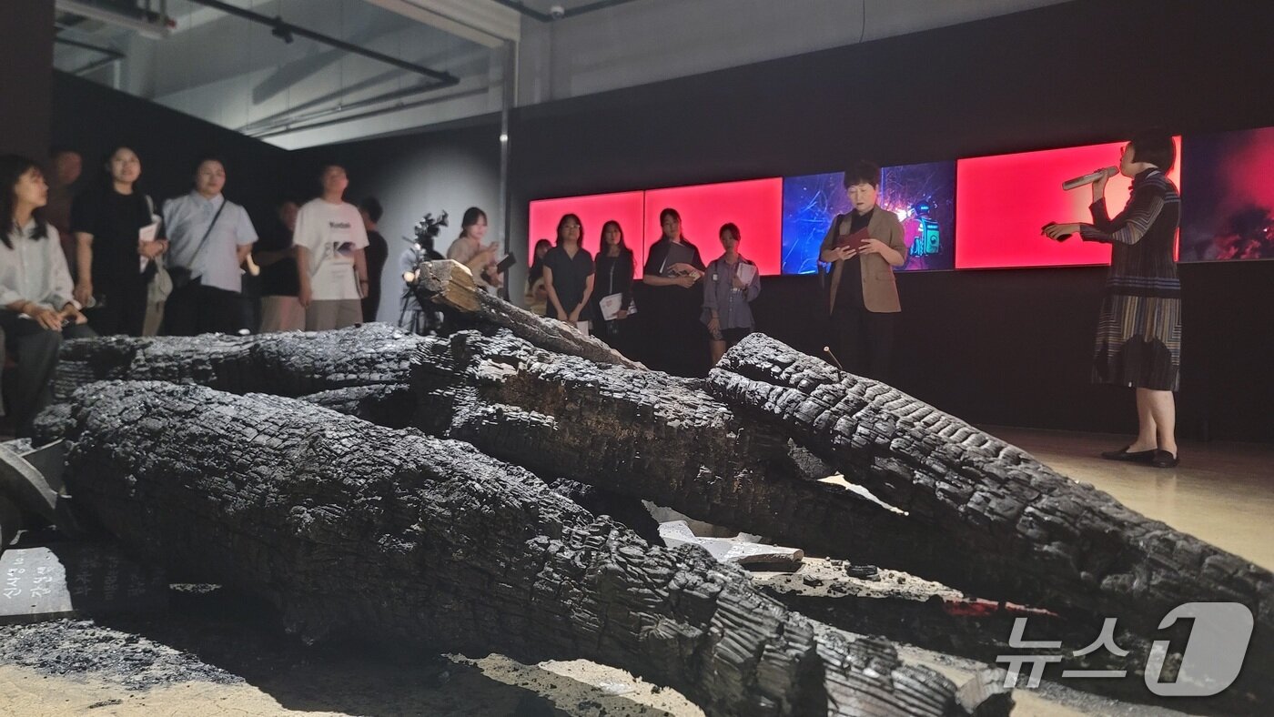 본문 이미지 - 올해 경북 의성 산불로 검게 탄화된 나무와 폐허가 된 고운사의 기왓장이 3일 청주공예비엔날레 본전시장에 전시돼 있다.2025.9.3./뉴스1 임양규 기자