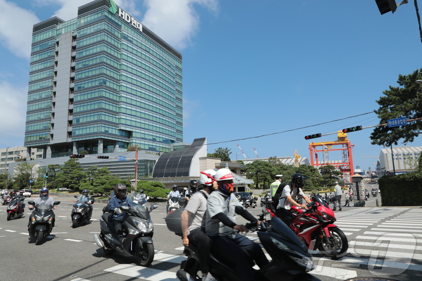 본문 이미지 - HD현대중공업 노조 조합원들이 3일 울산 조선소 정문에서 단체교섭 타결을 촉구하는 오토바이 행진을 하고 있다. 2025.9.3/뉴스1 ⓒ News1 김세은 기자