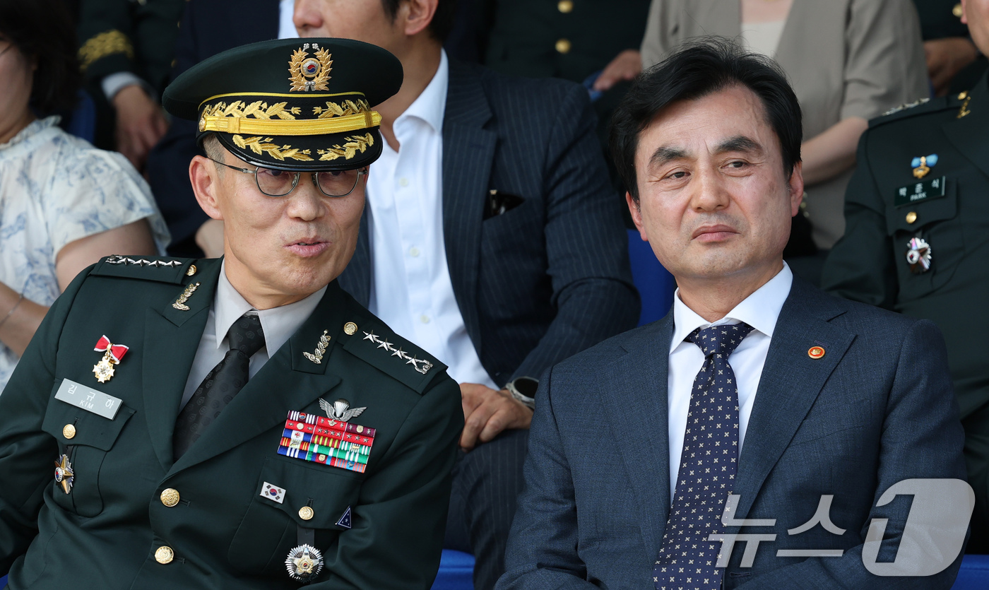 (계룡=뉴스1) 김기태 기자 = 안규백 국방부장관과 김규하 신임 육군참모총장이 3일 충남 계룡대에서 열린 육군참모총장 취임식 및 고창준 대장 전역식에서 대화하고 있다. 2025.9 …
