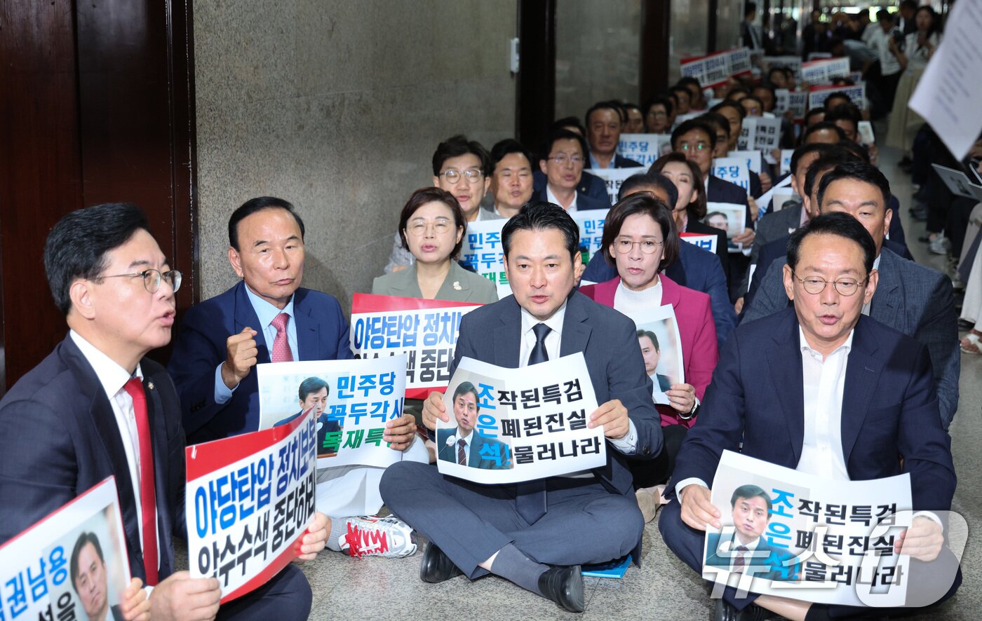 본문 이미지 - 장동혁 대표를 비롯한 국민의힘 의원들이 3일 오후 서울 여의도 국회 국민의힘 원내대표실 앞에서 가진 긴급 의원총회를 내란특검을 규탄하는 구호를 외치고 있다. 2025.9.3/뉴스1 ⓒ News1 신웅수 기자