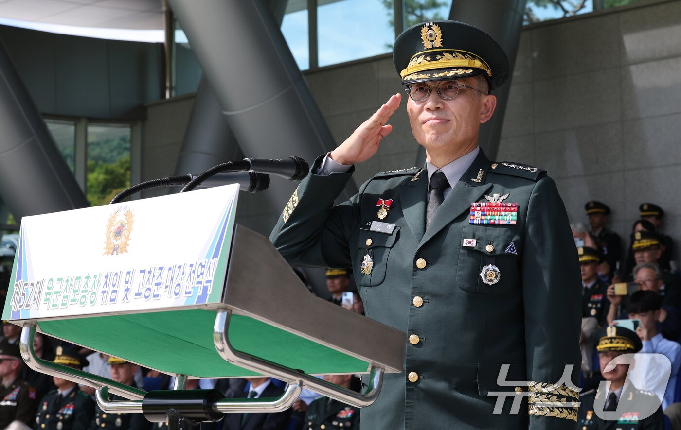 본문 이미지 - 김규하 육군참모총장이 거수경례를 하고 있다. 2025.9.3/뉴스1 ⓒ News1 김기태 기자