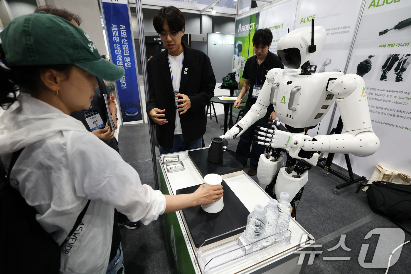 (서울=뉴스1) 오대일 기자 = 3일 서울 강서구 코엑스 마곡 컨벤션센터에서 열린 '제1회 산업 AI 엑스포'에서 에이로봇의 이족보행 휴머노이드 로봇이 방문객들과 주사위 게임을 하 …