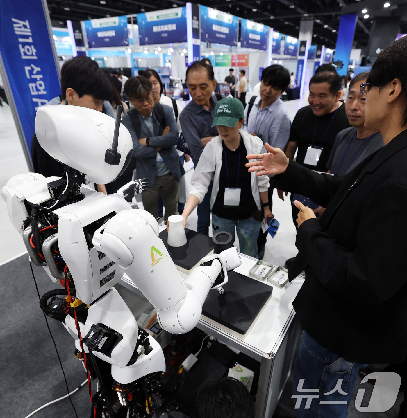 (서울=뉴스1) 오대일 기자 = 3일 서울 강서구 코엑스 마곡 컨벤션센터에서 열린 '제1회 산업 AI 엑스포'에서 에이로봇의 이족보행 휴머노이드 로봇이 방문객들과 주사위 게임을 하 …