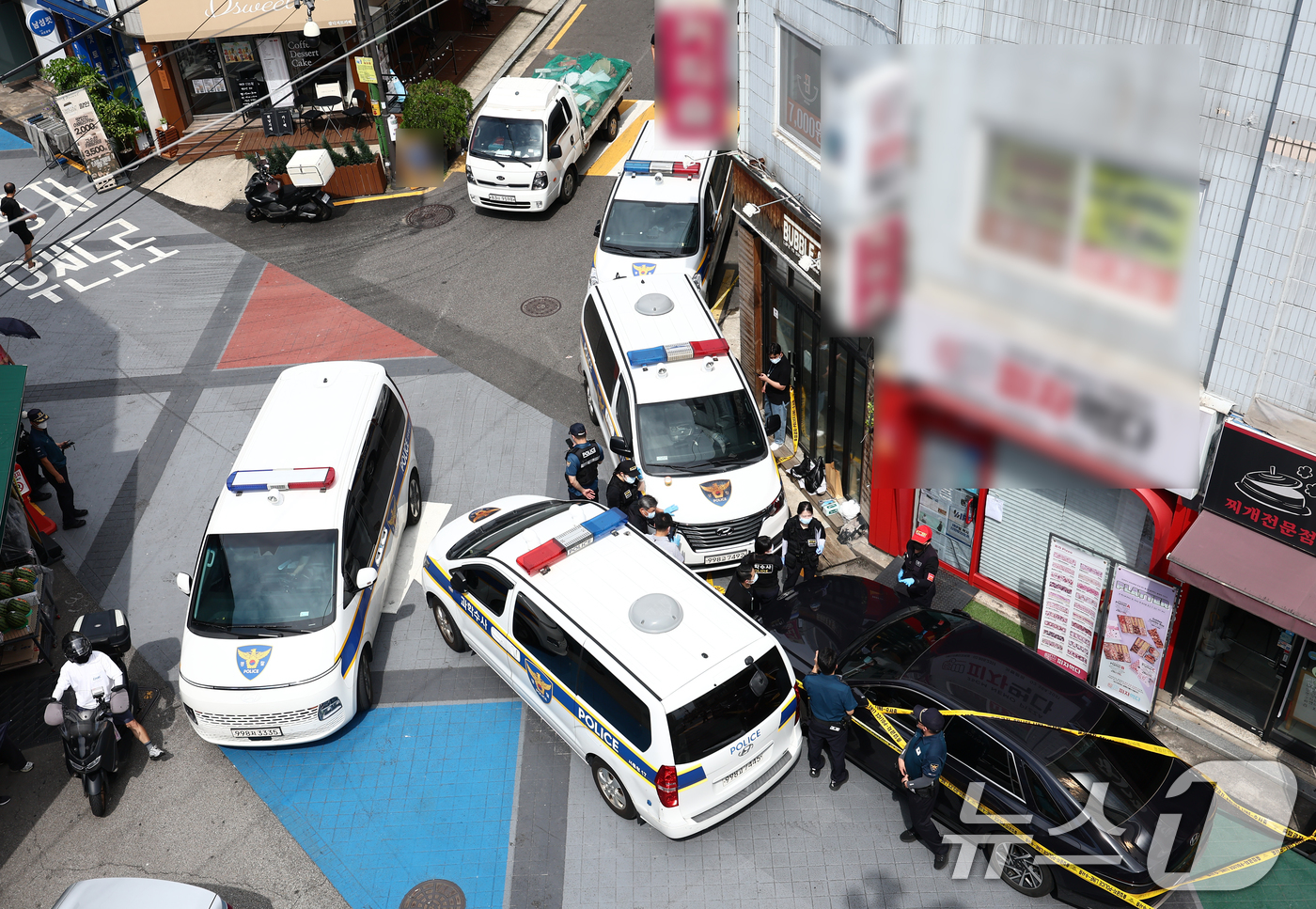 (서울=뉴스1) 김민지 기자 = 3일 흉기난동 사건이 발생한 서울 관악구 조원동의 한 주택가에서 경찰이 현장을 조사하고 있다.소방당국 등에 따르면 이날 오전 10시 50분쯤 조원동 …