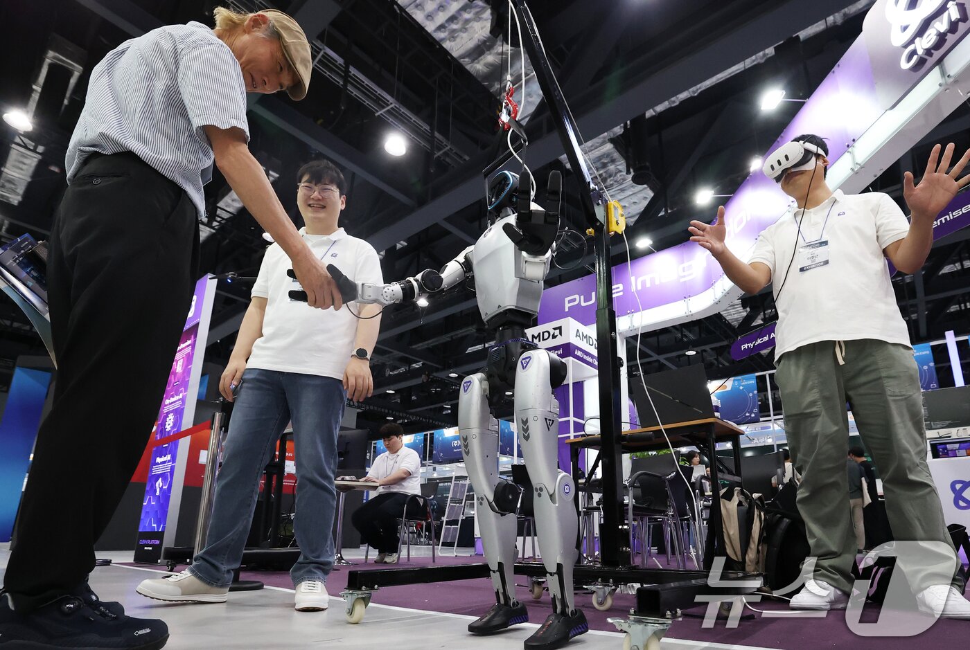 본문 이미지 - 지난 9월 서울 강서구 코엑스 마곡 컨벤션센터에서 열린 '제1회 산업 AI 엑스포'에서 AI 스타트업 클레비가 인간 동작을 학습하는 피지컬 AI를 구현한 휴머노이드 로봇을 선보이고 있다.. 2025.9.3/뉴스1 ⓒ News1 오대일 기자