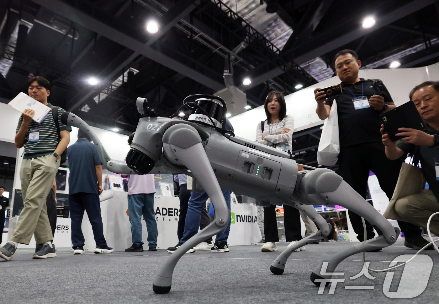 (서울=뉴스1) 오대일 기자 = 3일 서울 강서구 코엑스 마곡 컨벤션센터에서 열린 '제1회 산업 AI 엑스포'에서 엔비디아 부스를 찾은 방문객들이 유니트리 고투(Go2) 사족보행 …