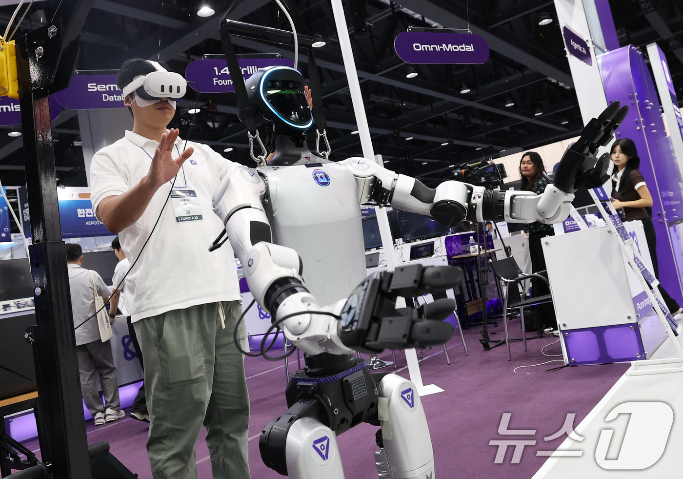 (서울=뉴스1) 오대일 기자 = 3일 서울 강서구 코엑스 마곡 컨벤션센터에서 열린 '제1회 산업 AI 엑스포'에서 AI 스타트업 클레비가 인간 동작을 학습하는 피지컬 AI를 구현한 …