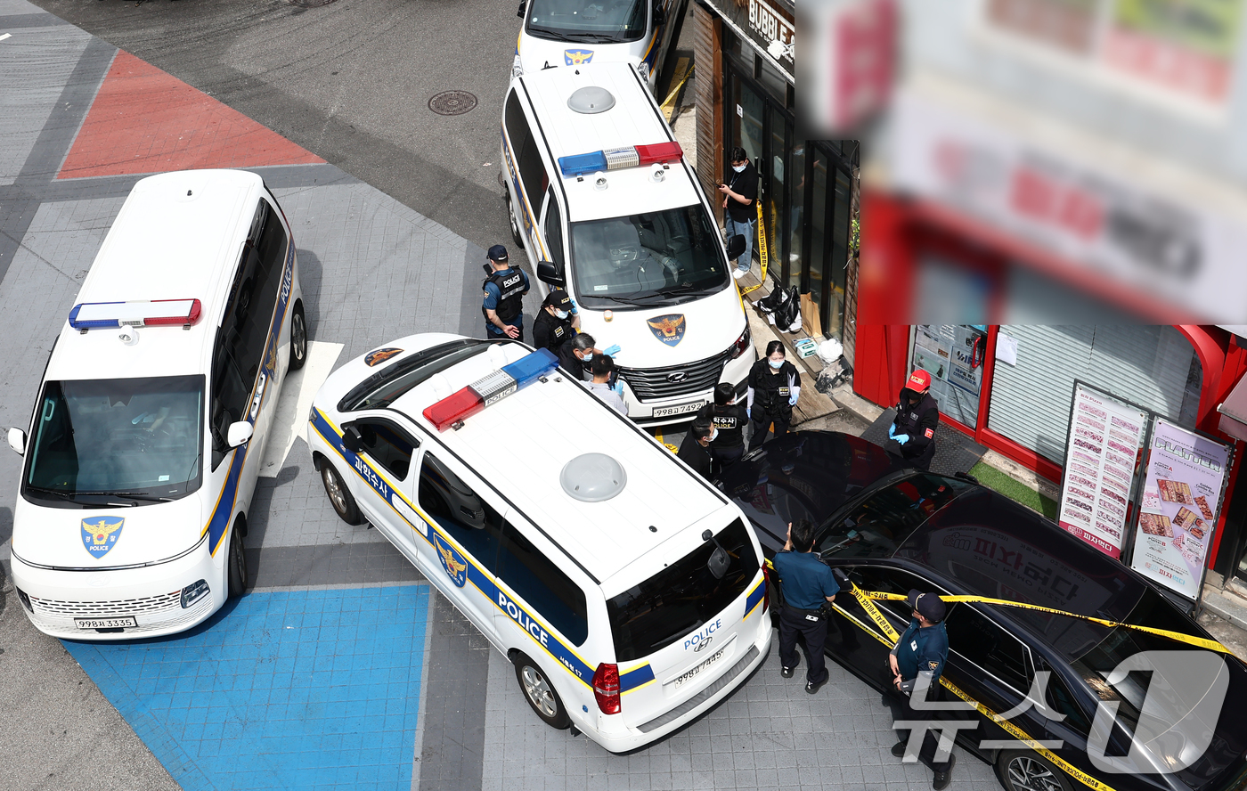 (서울=뉴스1) 김민지 기자 = 3일 흉기난동 사건이 발생한 서울 관악구 조원동의 한 주택가에서 경찰이 현장을 조사하고 있다.소방당국 등에 따르면 이날 오전 10시 50분쯤 조원동 …