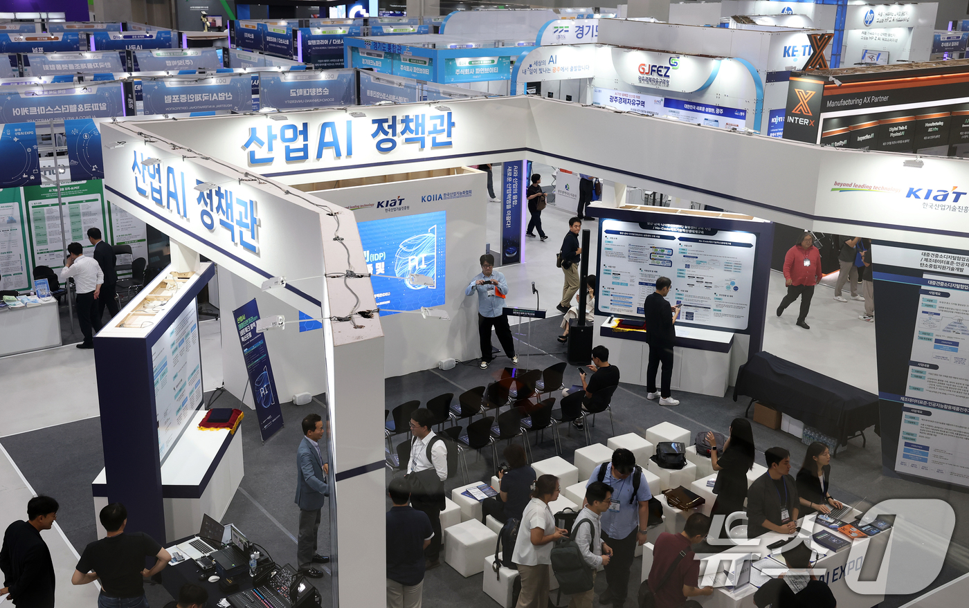 (서울=뉴스1) 오대일 기자 = 3일 서울 강서구 코엑스 마곡 컨벤션센터에서 열린 '제1회 산업 AI 엑스포'에서 방문객들이 부스를 둘러보고 있다.'인공지능(AI)과 산업의 융합, …